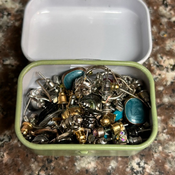 Small tin of assorted stud earrings vintage to now - Picture 1 of 1